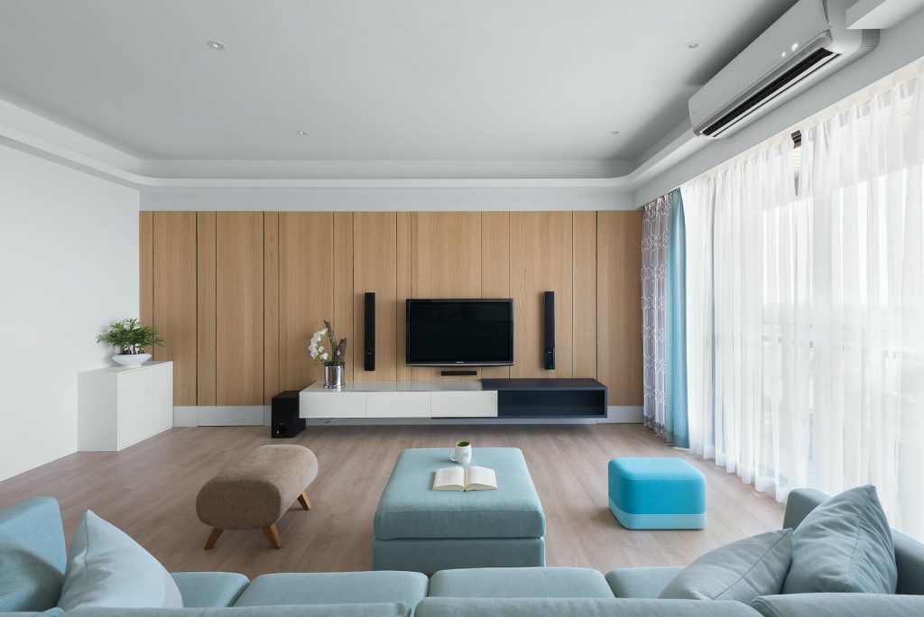 電視牆以整體造型加強空間氣勢，進入儲物間以隱藏門設計手法，置於勾縫中