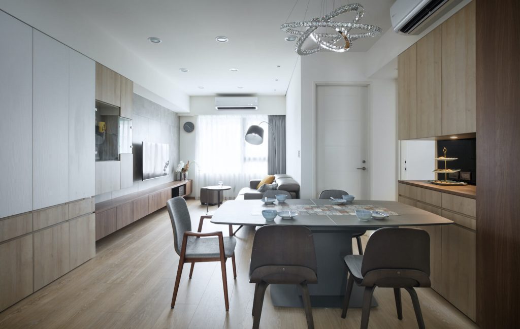 公共場域採開放式設計，灰階色系家具與木質元素，營造簡約俐落的空間質感。