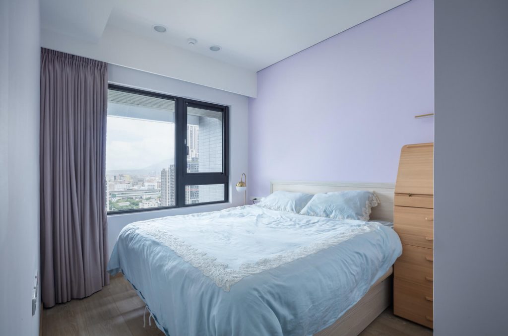 主臥室牆面飾以粉紫色漆，整體顯得柔雅而富有浪漫夢幻感，打造舒眠的美妙時光